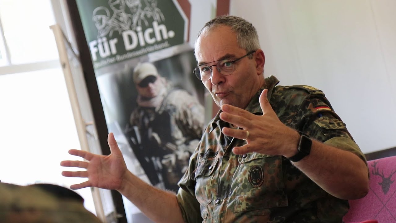 Austausch zwischen Generalleutnant Alfons Mais, Inspekteur des Heeres und Studierenden der HSU HH