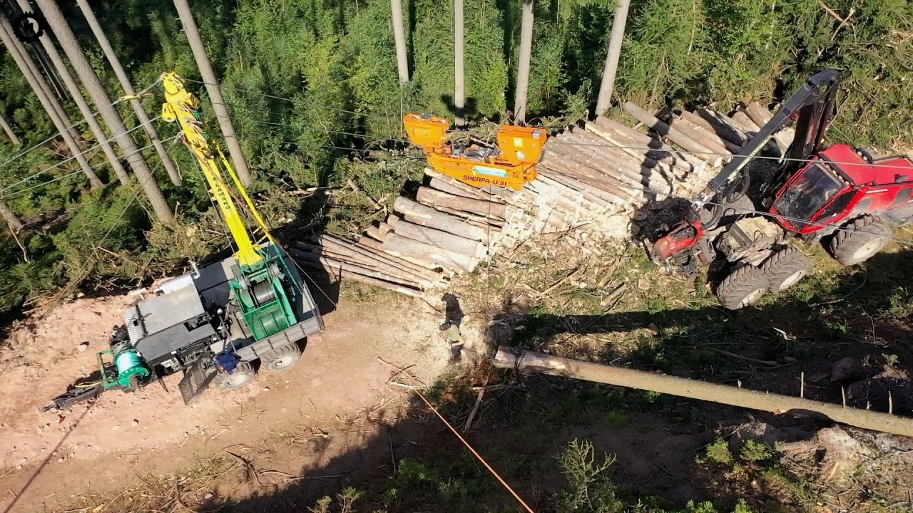 Канатная дорога, комбайн и разгрузчик работают вместе