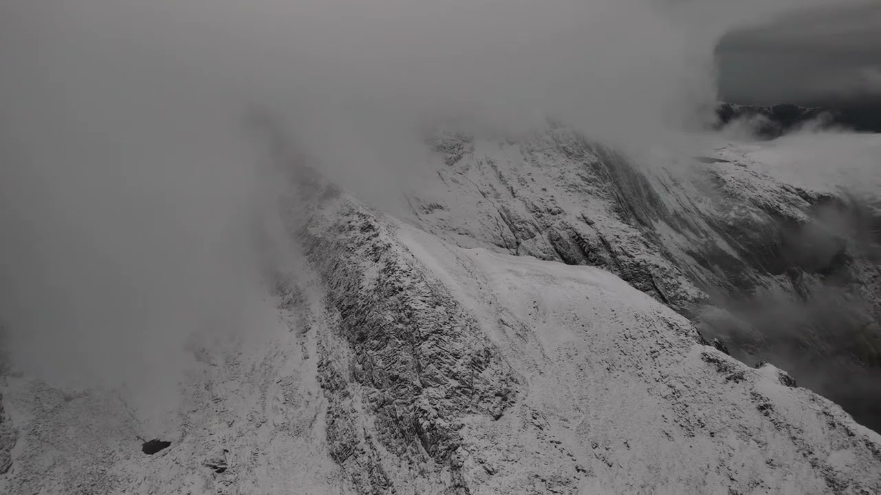 Perfect conditions for a winter hike up Tryfan in Snowdonia. Beautiful Wales 😍