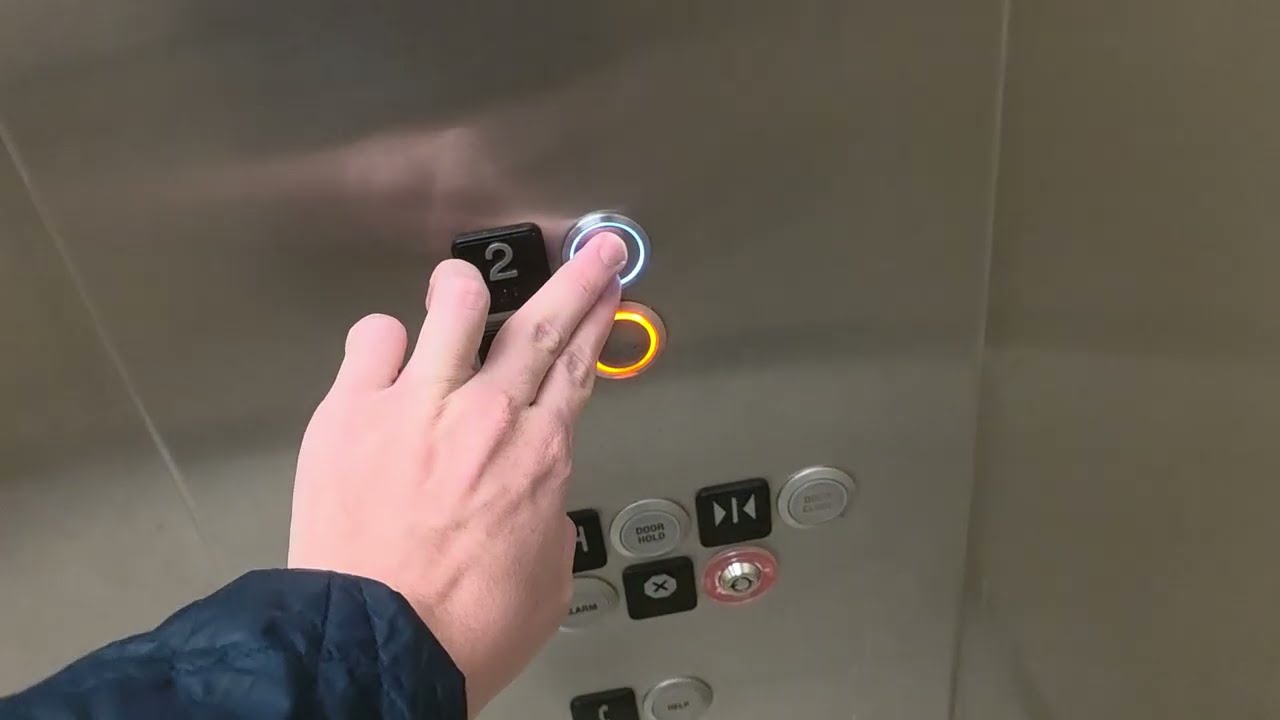 Экологичный лифт KONE EcoDraulic в универмаге Macy's в торговом центре Promenade Mall в Болингбру...