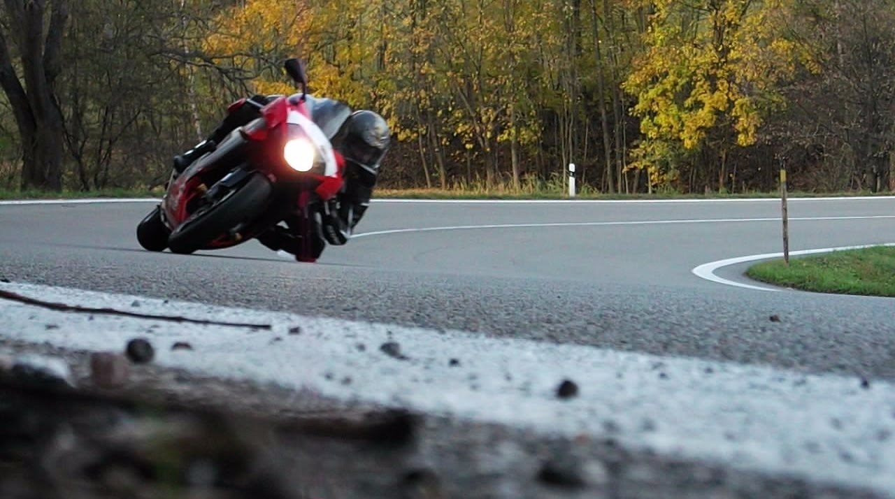 Knee down with Aprilia RSV 1000