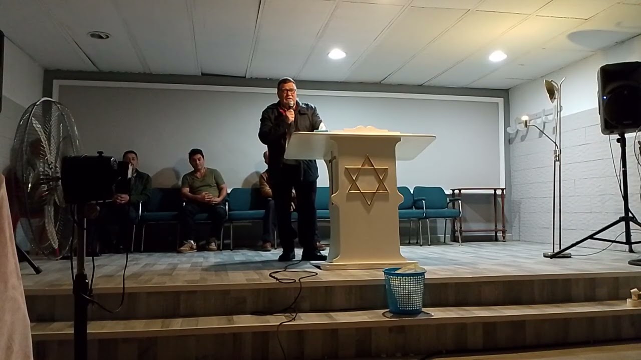 Iglesia de pravia Ancianos y hermanos comparten unas palabras 