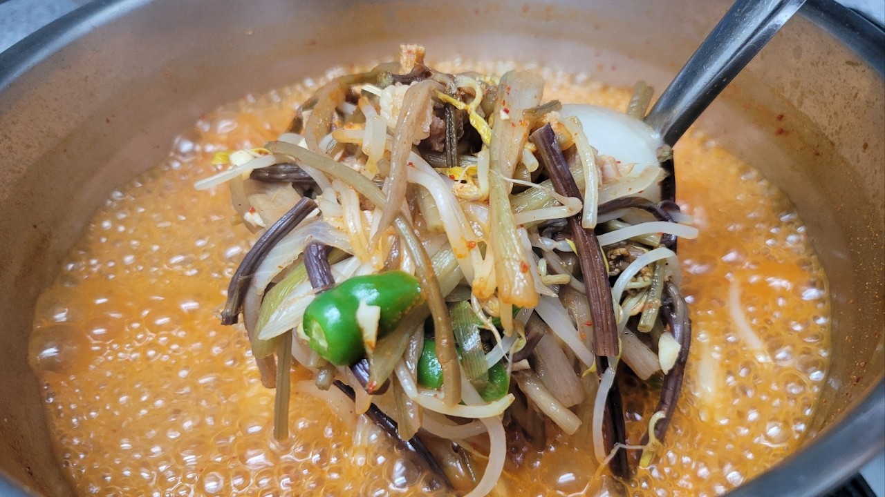 26년차 솥뚜껑 운전 노하우! 밭에서 수확한 나물로 소고기 육개장 쉽게 끓이는 방법 How to Make Easy Beef Yukgaejang #육개장 #beefyukgaejang