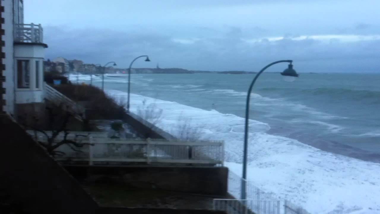 grande mar&eacute;e Saint-Malo/grosse vague sur la digue de rochebonne (1) 04/01/14