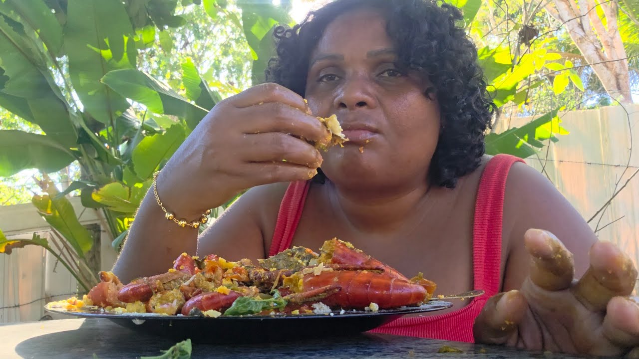 ALMOÇANDO SOBRE A SOMBRA DA ROÇA COMENDO PITU NO COCO E PIRAO PIMENTA eita aqui tudo è gostoso 