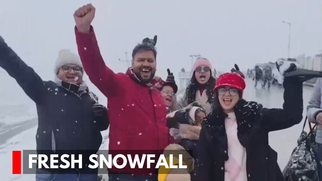 Tourists flock to Gulmarg as fresh snowfall begins