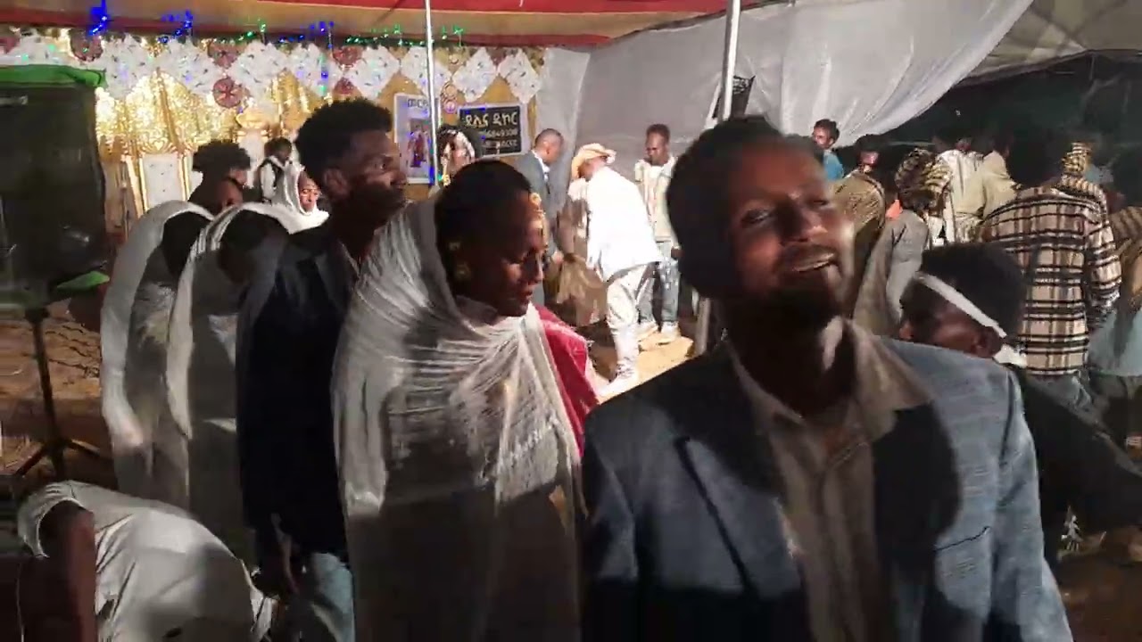 ዝገርም ድምፂ ኣብ መድረኽ ዝደረፎ ደርፊ ብባሕላዊ ጭራ ገሬ