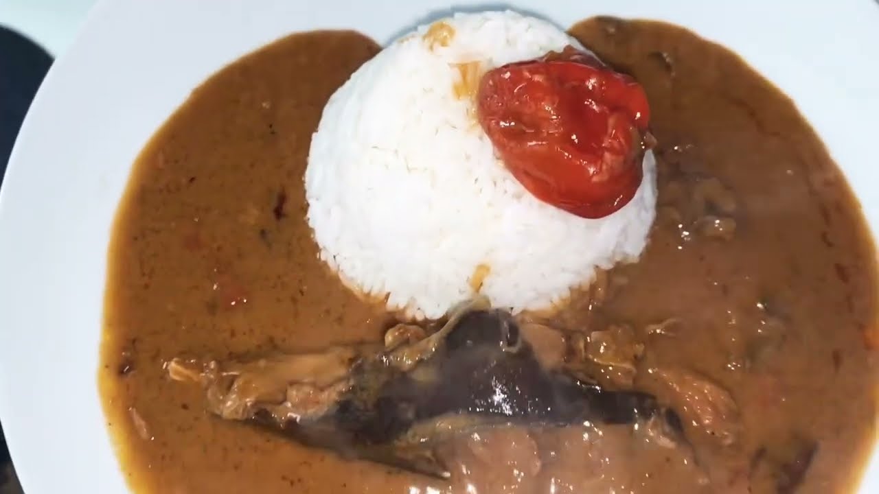 Sauce pâte d’arachide avec poisson chat fumé/mafe Tigua konkoe
