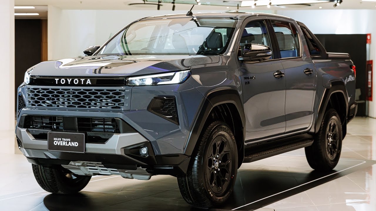 Новый Toyota Hilux TRAVO 4TREX 2.8 Overland Plus AT 2026 года (цвет пепельный) — обзор экстерьера...