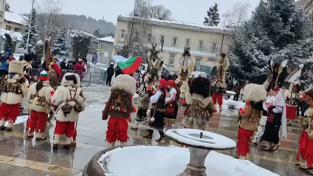 Традицията на „Беленските бразаи“ се възроди с маски и хлопки в центъра на Бяла