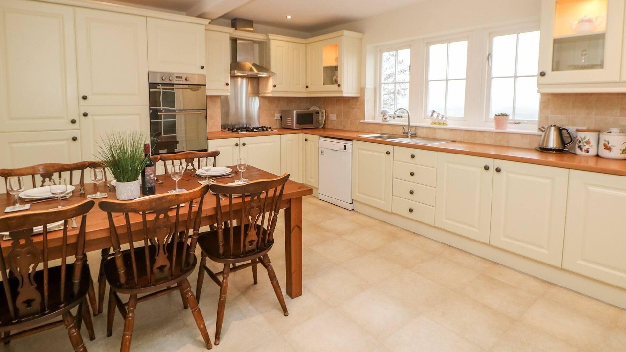 Lower Cowden Farm, Bakewell, United Kingdom | Travel With Kiara