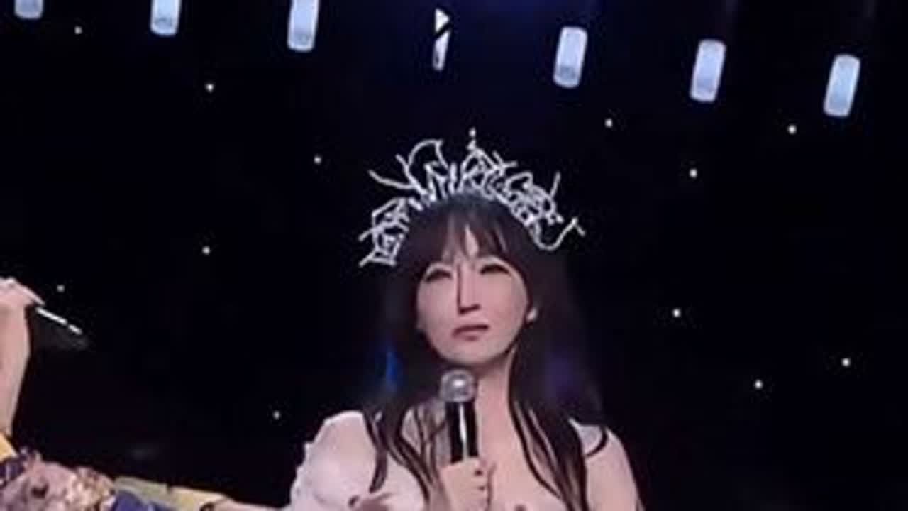 萨顶顶登上国外达人秀演唱《万物生+左手指月》高音震服了老外！#热门老歌#宝藏老歌#宝藏人音乐#民间音乐
