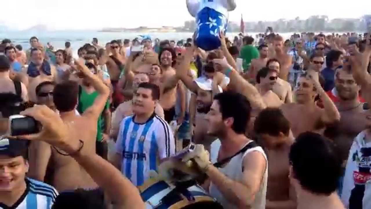 Argentinos en la Playa le cantan a Chile