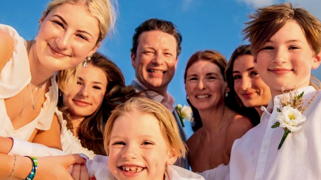 How many children does Jamie Oliver have? How old are they?