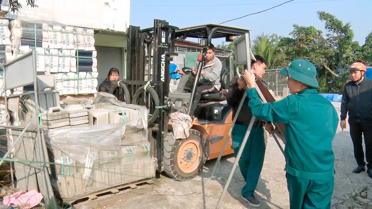 Phường Tĩnh Gia ra quân giải toả hành lang an toàn giao thông trên tuyến Quốc lộ1A