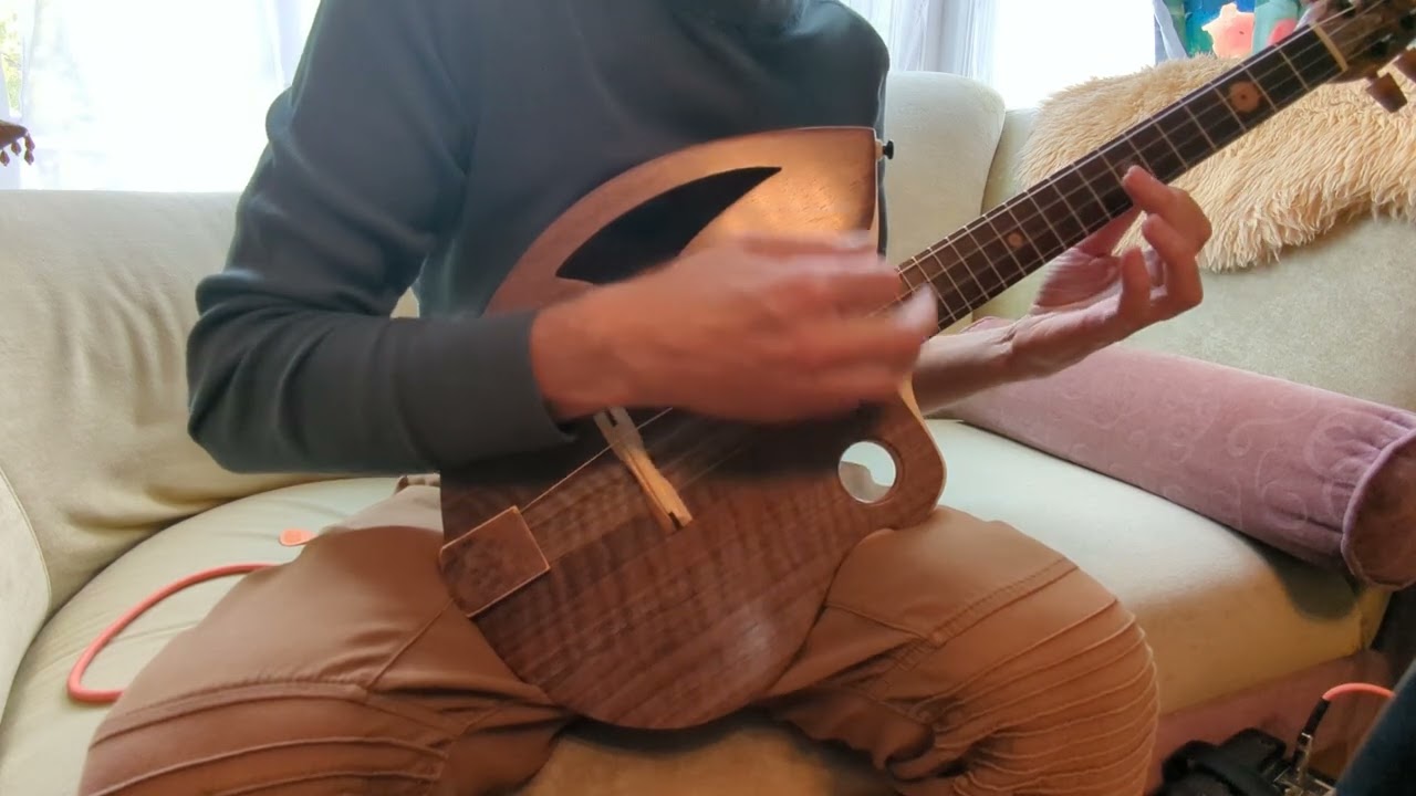Jam/sound sample of this baritone ukulele. #baritoneukulele 