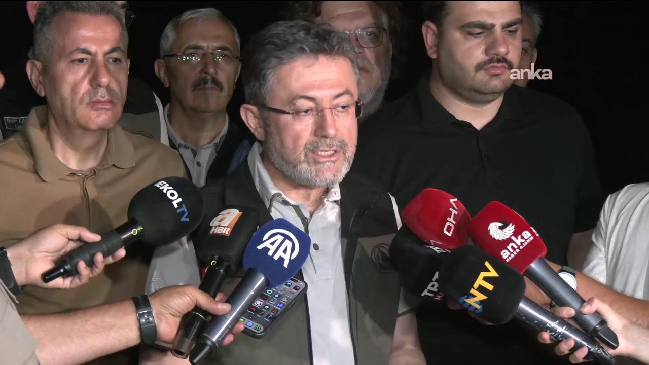 Tarım ve Orman Bakanı İbrahim Yumaklı İzmir'de yangınlara ilişkin açıklama yaptı