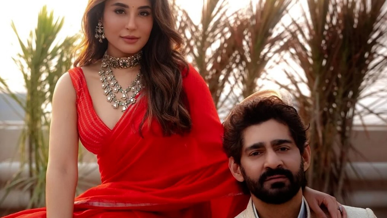 शादी के बाद पहली बार नजर आए पत्नी पति के रूप Kritika Gaurav लाल साड़ी में दिखी सादगी Fans ने लुटाया