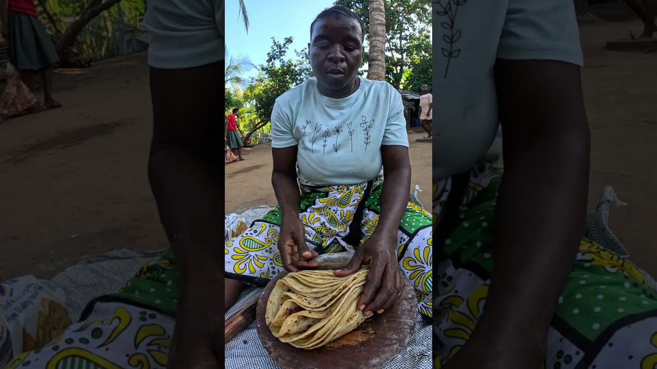 African Village Mom&rsquo;s Secret to Ultra-Soft Chapatis 🌴Quick 1-Minute Recipe Reveal#shortsfeed #fyp