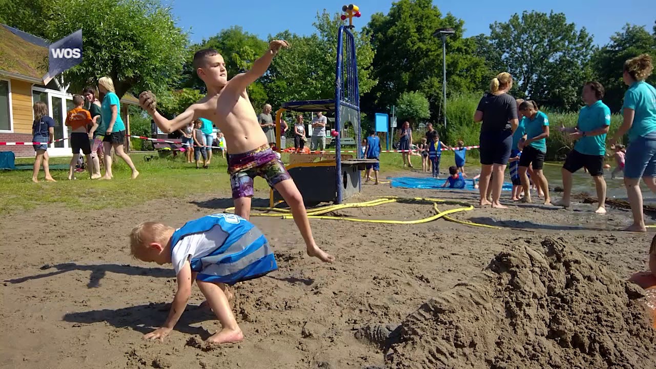 Vieze en blije kinderen op Modderdag