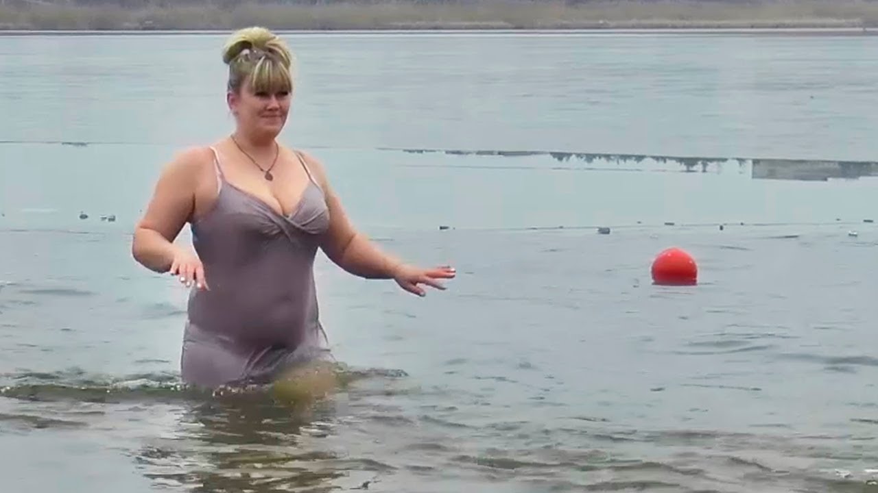 Крещенские КУПАНИЯ в ПРОРУБИ зимой ХРЕЩЕННЯ Господнє. ВОДОХРЕЩА. People dive into the hole in winter