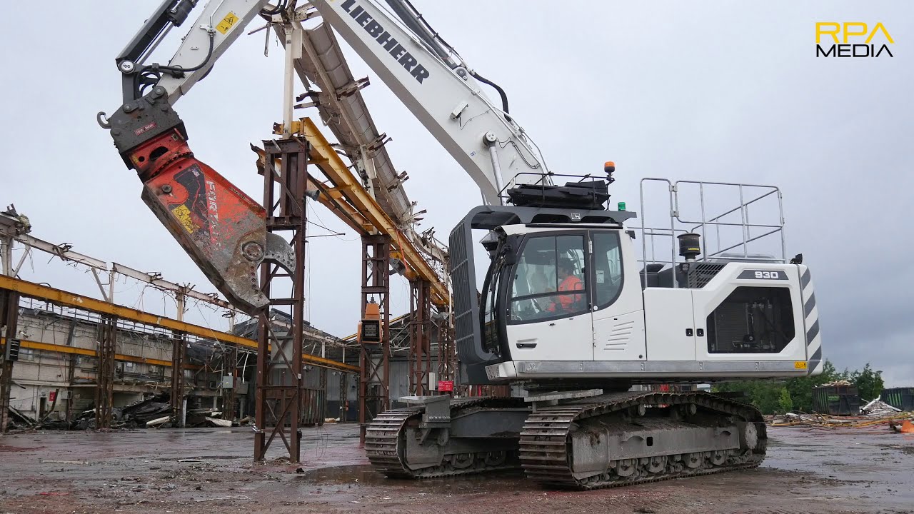 Liebherr R930 G8 with Shearcore shear dropping a building