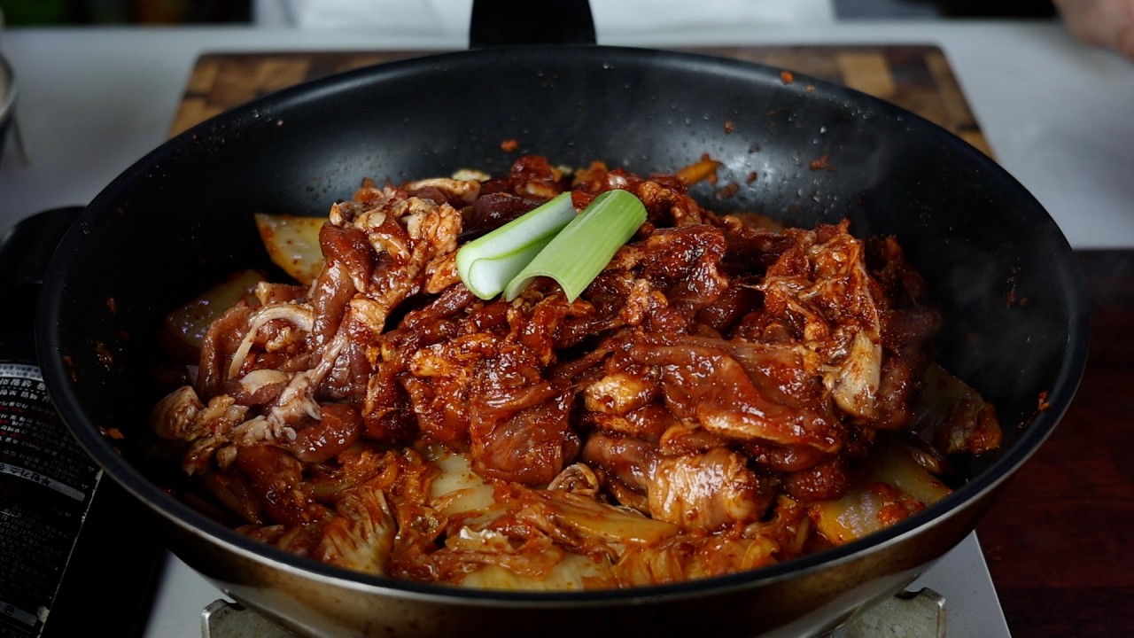 김치를 먼저 볶아보세요. 대박집 김치제육볶음 이렇게 만들면 밥 3공기 뚝딱!