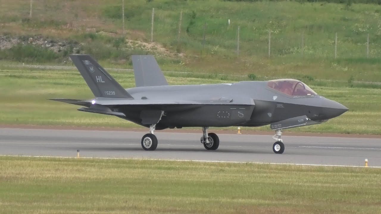 4K | F-35 Lightnings & JAS 39 Gripens Loud Takeoff from Turku Airport
