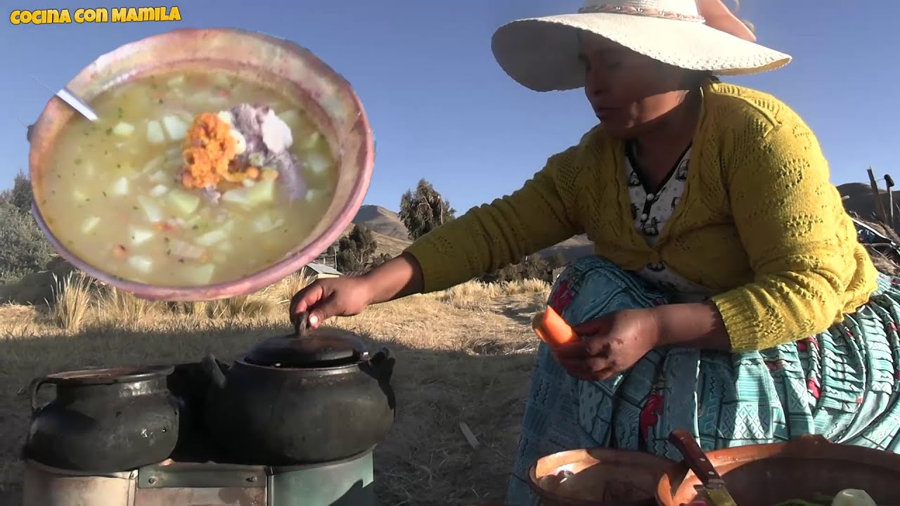 pocas personas cocinan un delicioso caldo de alberja -cocina con mamila