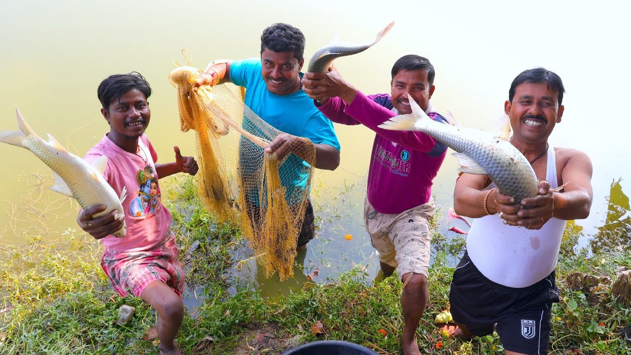 পুকুর থেকে বড়ো বড়ো মাছ ধরা সঙ্গে মাছের সর্ষে টক ঝোল রান্না করে খাওয়া | village style big fishing