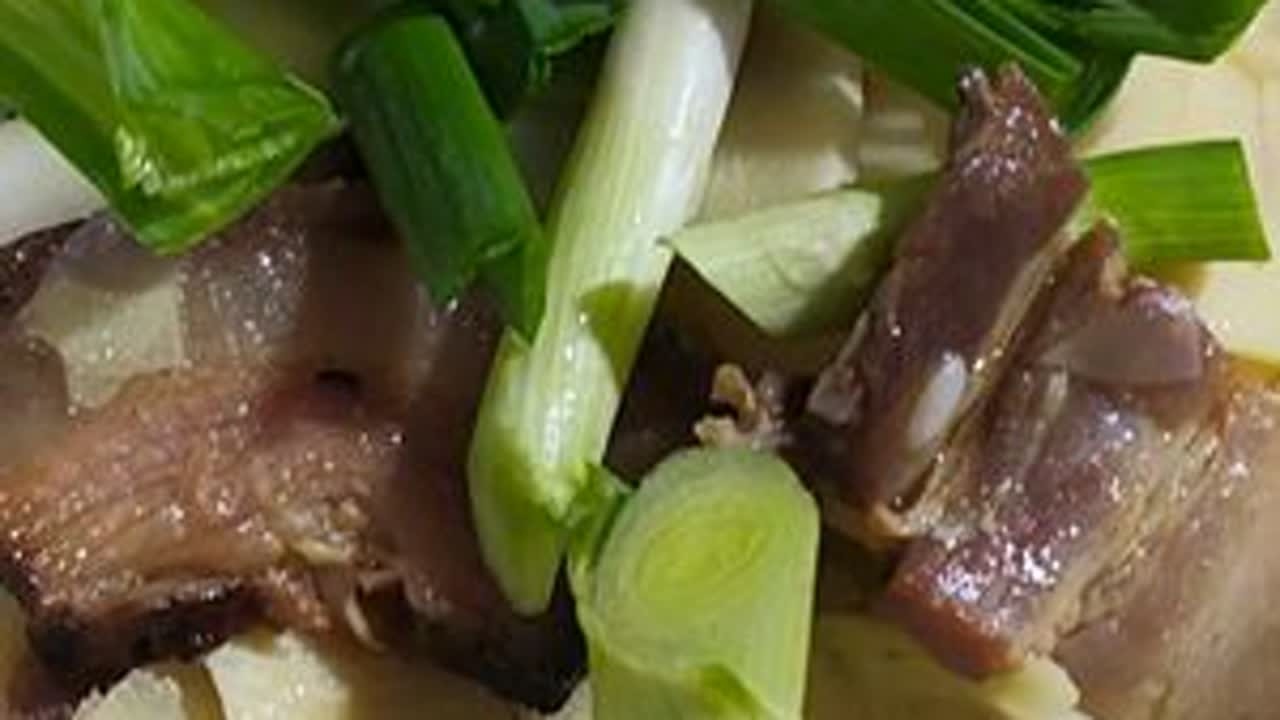 老腊肉炖冬笋，香鲜嫩集一钵，来直冬天里的美食