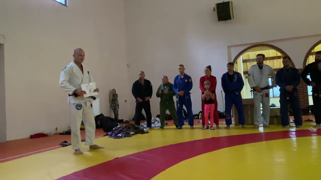 Miłosz Staśkiewicz otrzymuje czarny pas z rąk Trenera Piotra Bagińskiego. Obóz BT Borowice 2022
