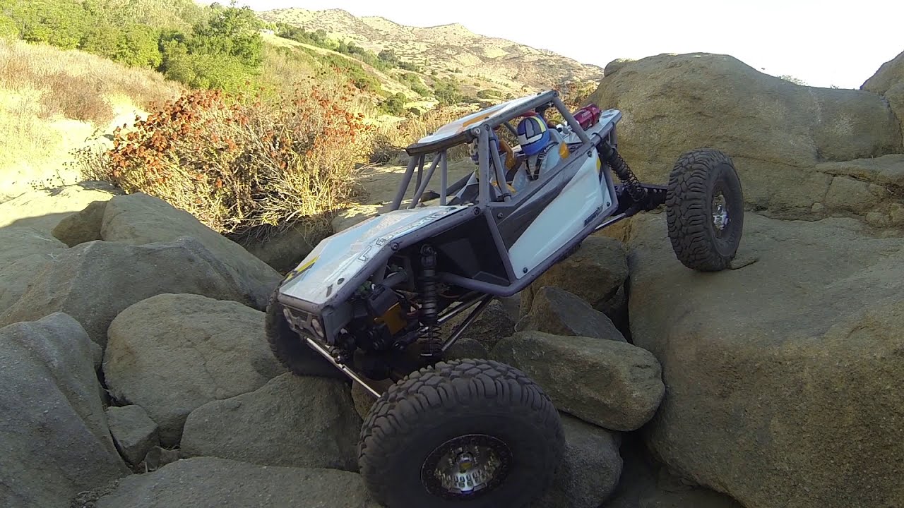 Axial Capra Crawling - PitBull RC MAD BEAST Tires