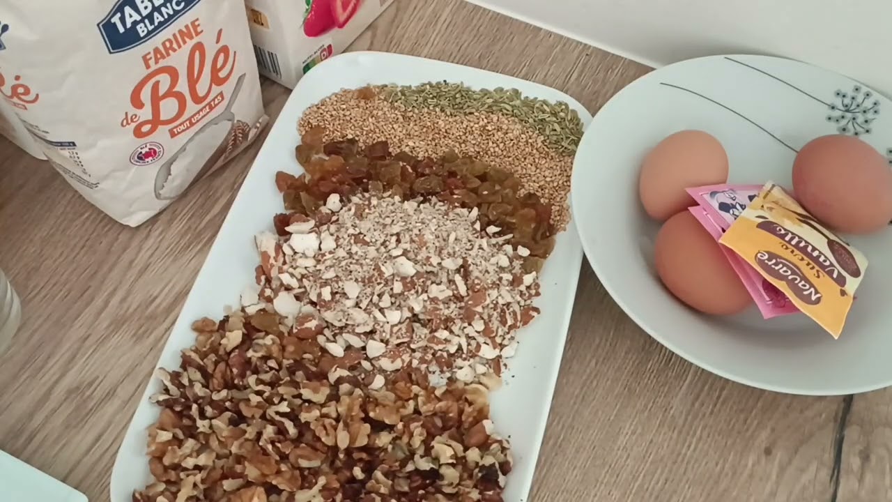بسكويت الشاي اكثر من رائع غني بالمكسرات وكيجي بنين وكنصح بيه المرضعات جربوها وردو عليا طوب 10/10  😍😍