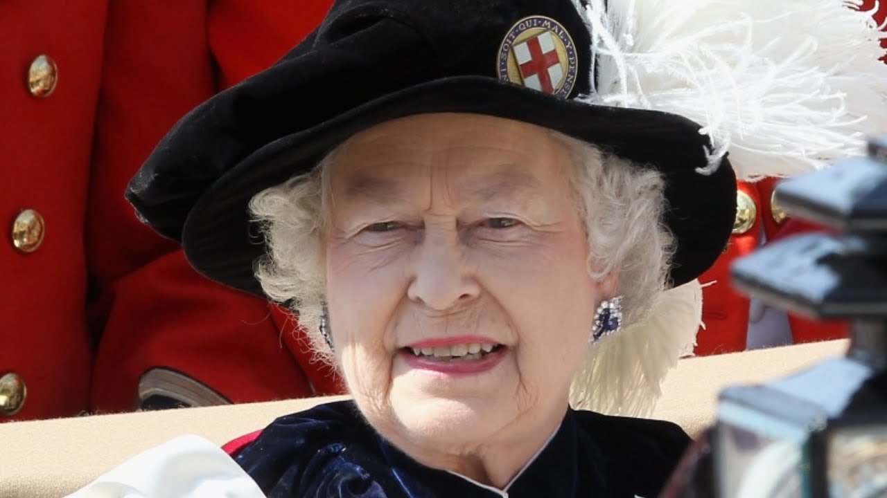 Los Atuendos Más Lujosos De La Reina Isabel