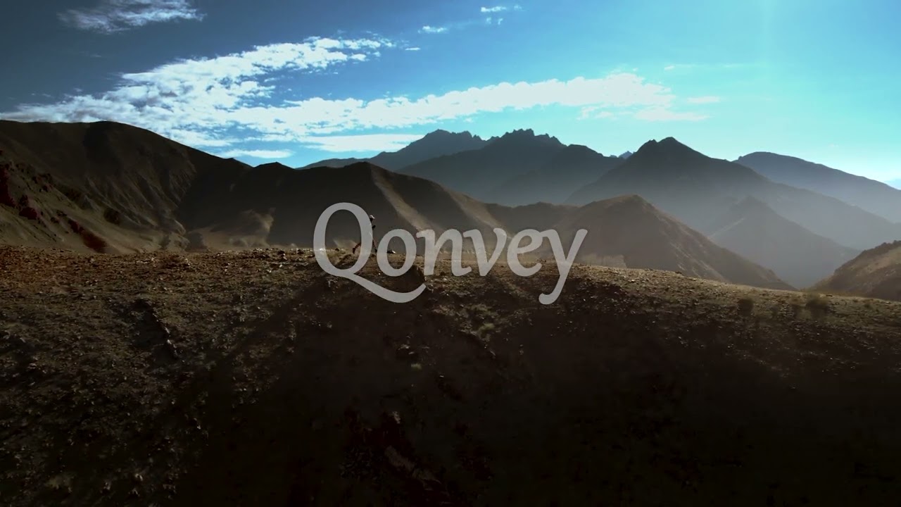 4K Aerial of Person running on the edge of hill around mountains hiking | Stock Video