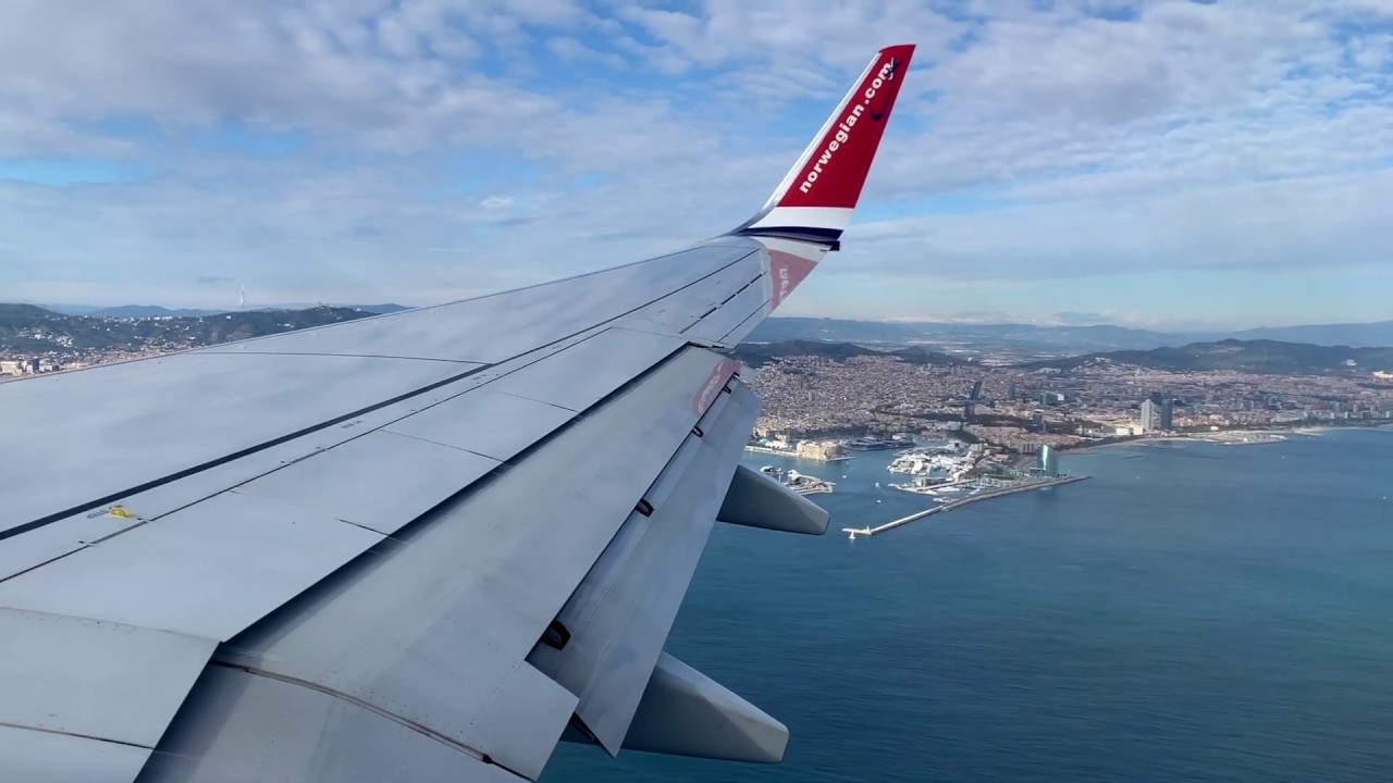 SCENIC 737-800 Approach and Landing Barcelona — Views of Pyrenees and Coast