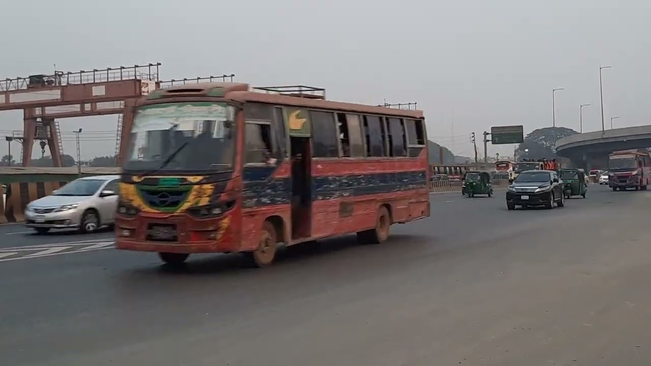 গাড়ির খুব কাছাকাছি গিয়ে গাড়ি চালাবেন না ধন্যবাদ 