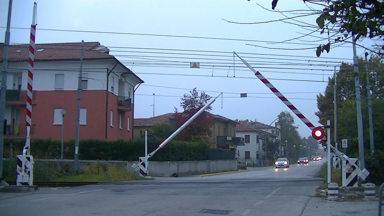 Spoorwegovergang Castelfranco Veneto (I) // Railroad crossing // Passaggio a livello