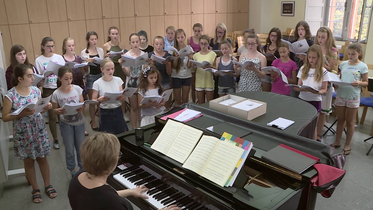 Die M&auml;dchenkantorei probt f&uuml;r die Bischofsweihe