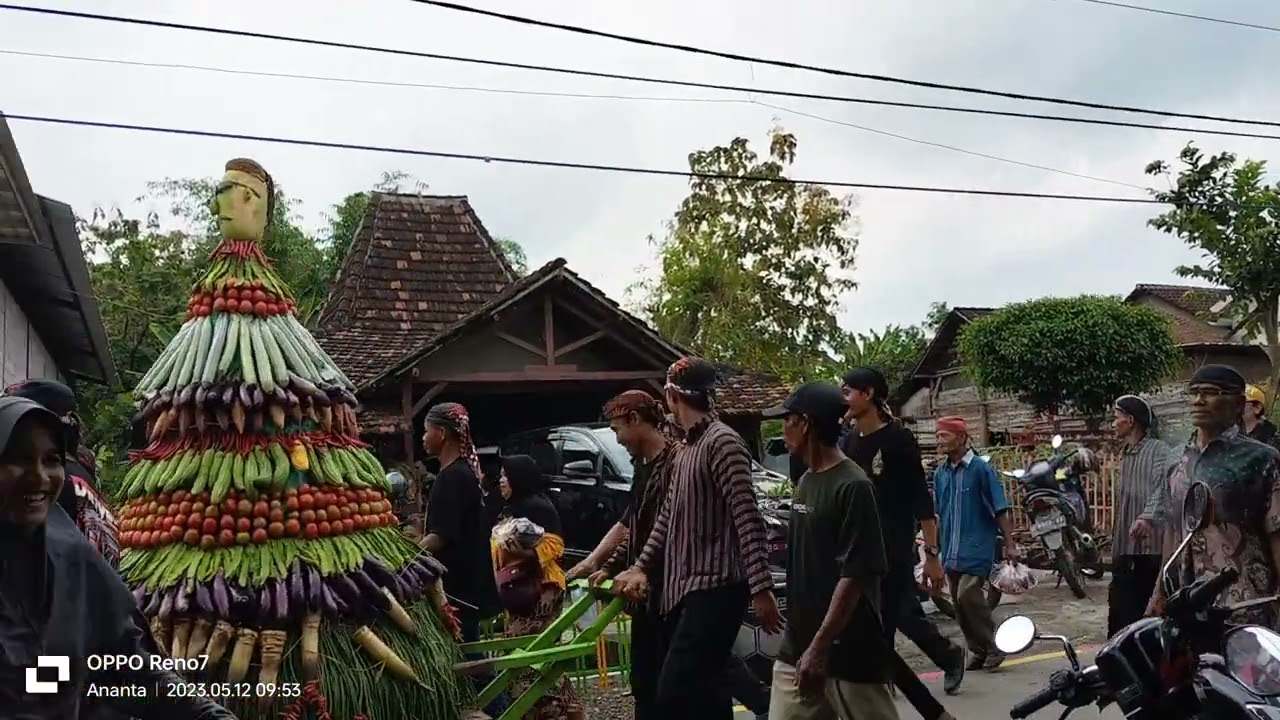 Acara sedekah Tumpeng desa cinandang