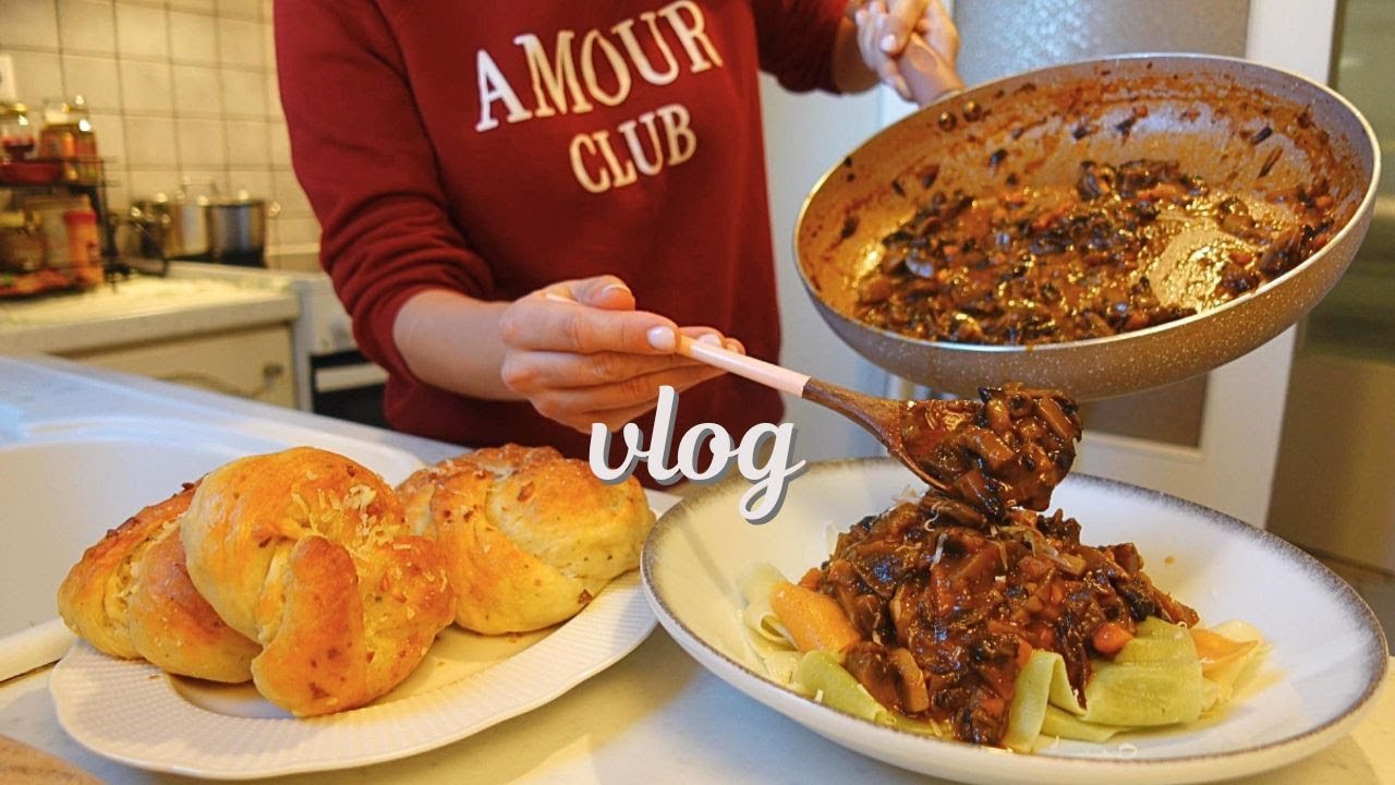 ВЛОГ | готовлю в дождливый день 🌧️ шелковистое грибное рагу, чесночные узелки и пюре из лука-порея