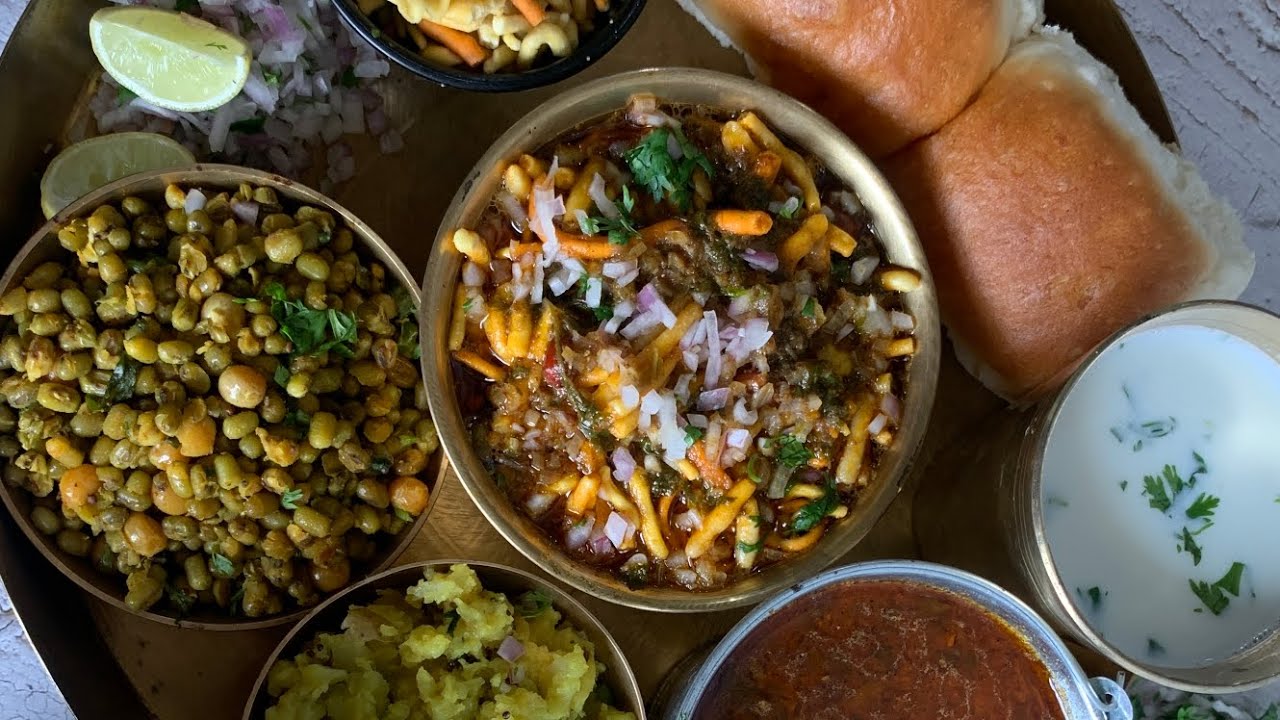 Misal Pav | Misal Pav | jhanjhanit Misal Pav | Misal Pav recipe | Mumbai famous misal