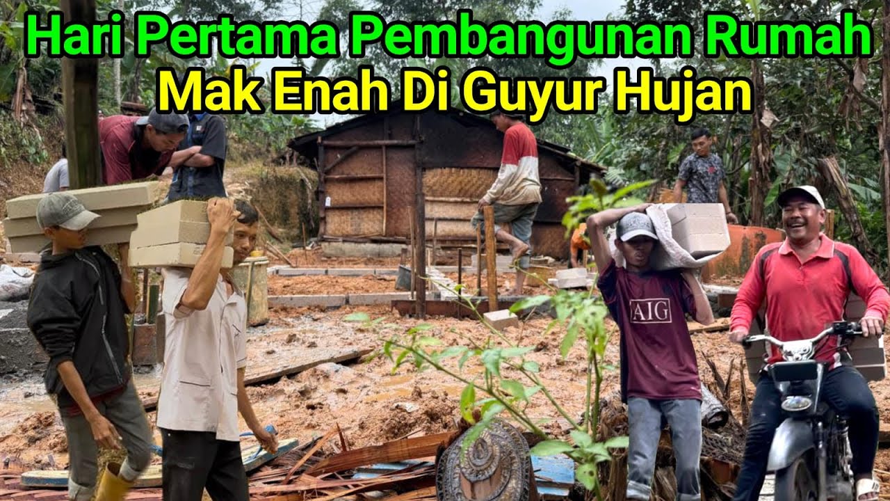 Terkendala Jalan Yang Licin Dan Curam Material Untuk Rumah Mak Enah Tidak Bisa Sampai Ke Lokasi