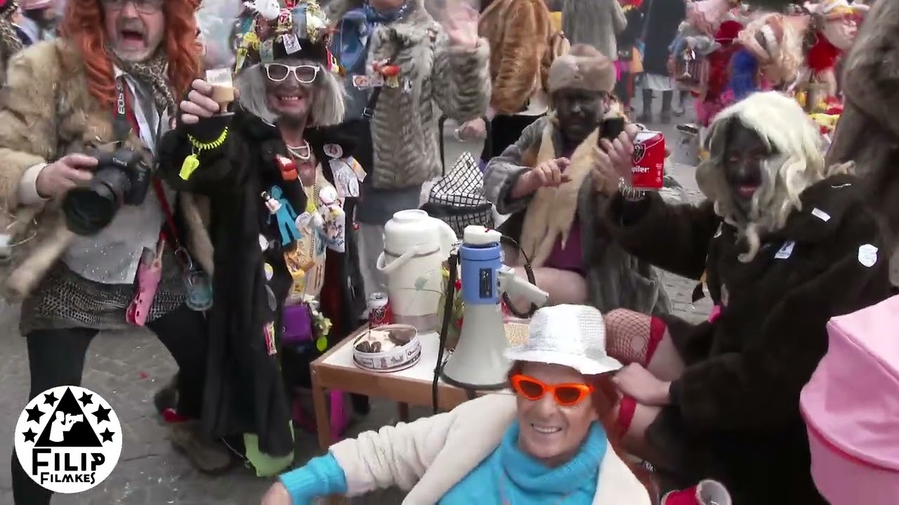 verzamelen op de grote markt van ( Oisjt )  Aalst voor de voil janettenstoet