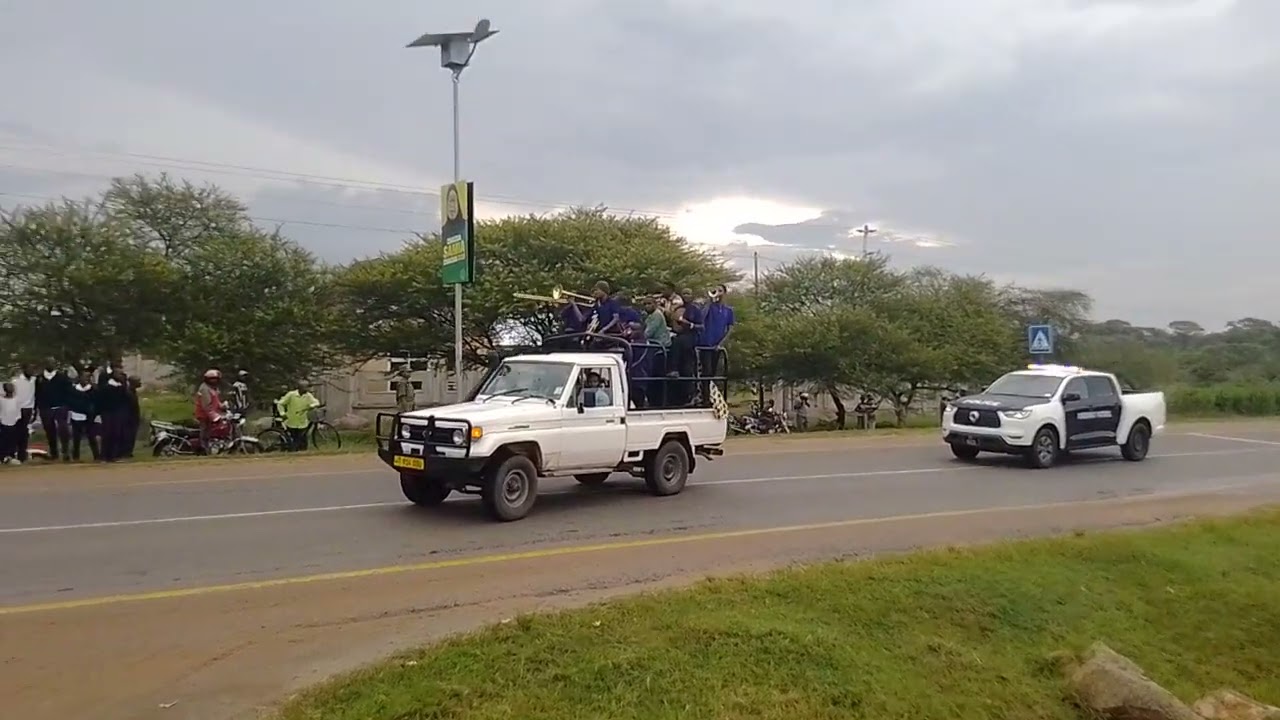 TAZAMA MASKOFU WALIVYO KUWA WANAWASILI KANISA KUU LA JIMBO JIPYA LA BARIADI TAYARI KWAAJILI YA IBADA