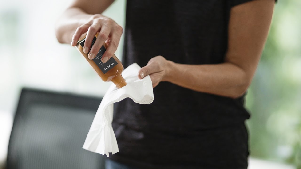 Reinigung und Pflege von Naturholzoberflächen: Umfassende Pflege | TEAM 7