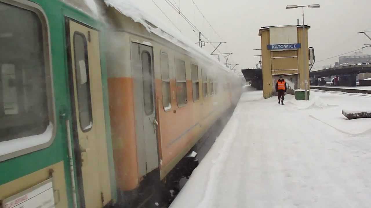 Zaśnieżony pociąg TLK 45104 relacji: Katowice-Olsztyn Gł&oacute;wny