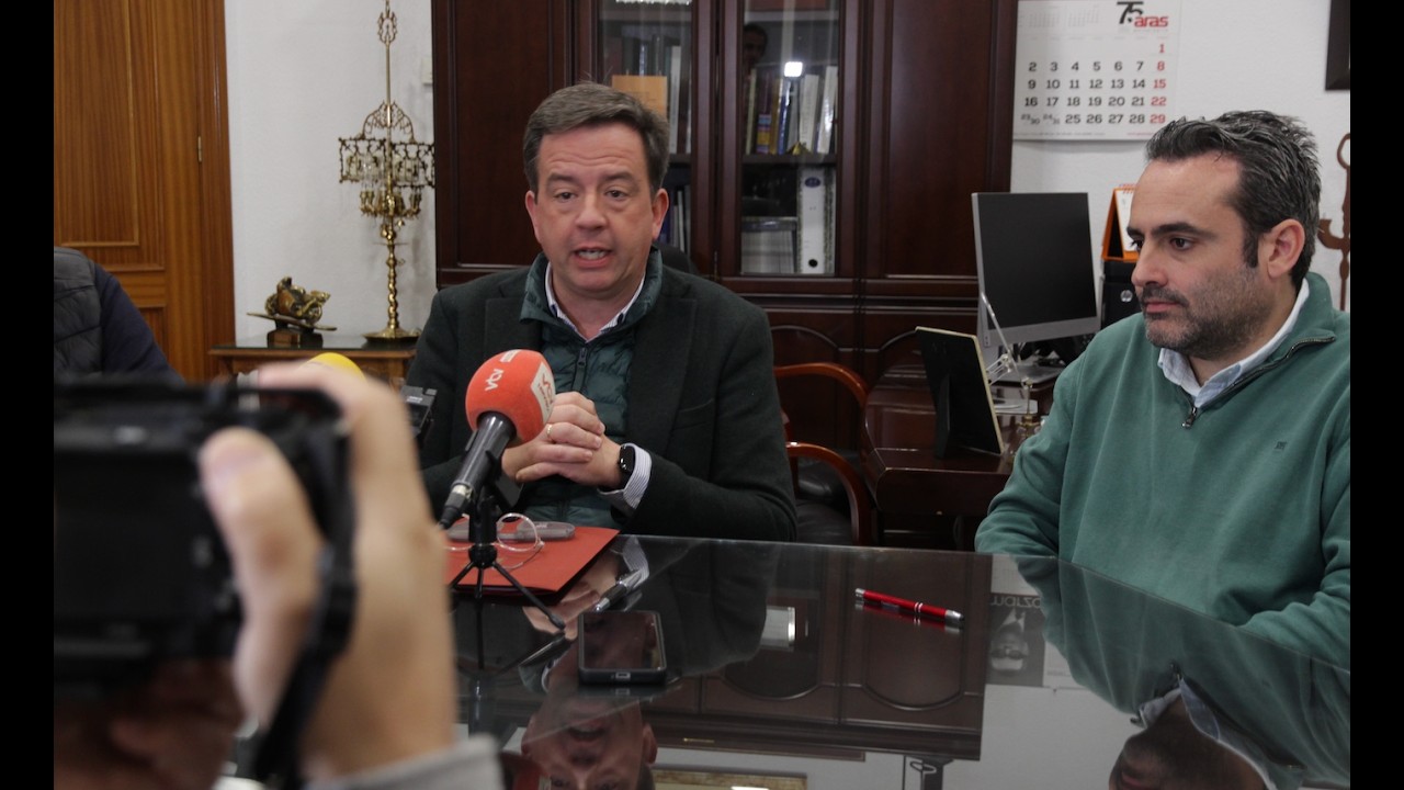 Firma del convenio entre el Ayuntamiento de Lucena y el Club Deportivo Ciudad de Lucena
