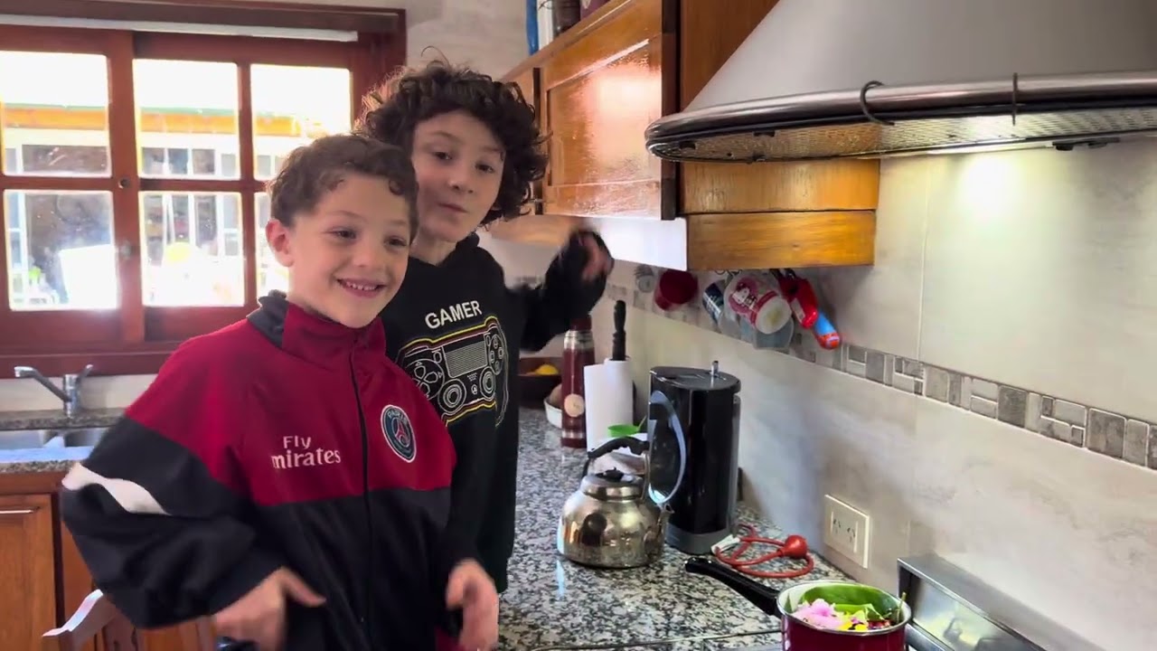 MR. FREDY Y JANO HACEN UN EXPERIMENTO